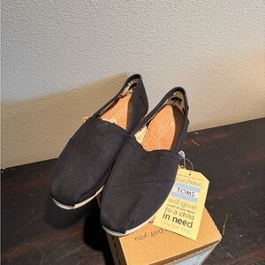 Toms Women slip on shoe color black brand new